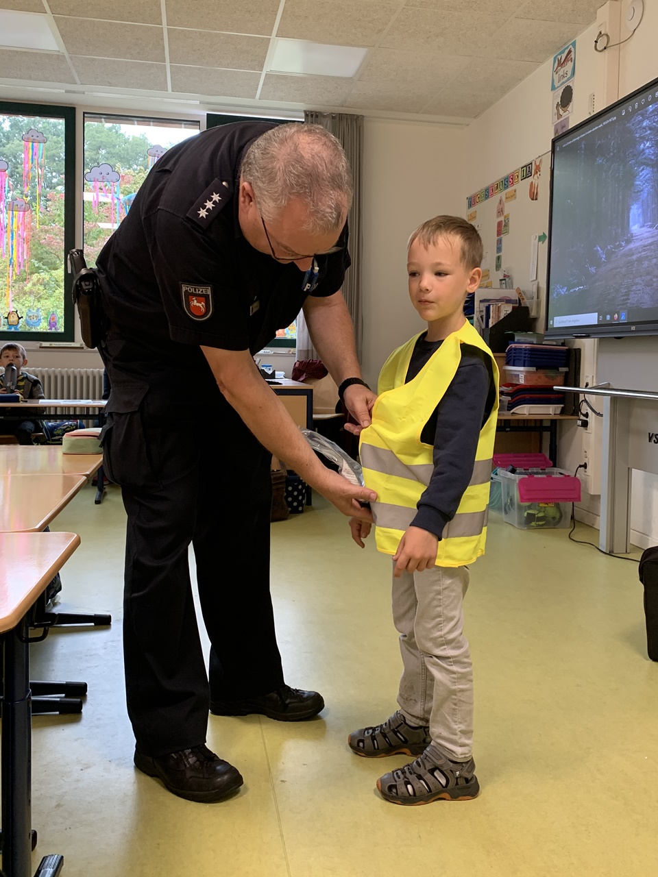 Schule Kinder tragen hoher Warnwesten mit dem Signalwort